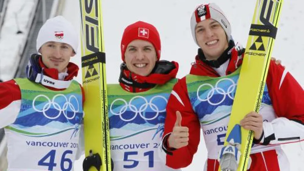Vítězné skokanské trio v závodě na středním můstku