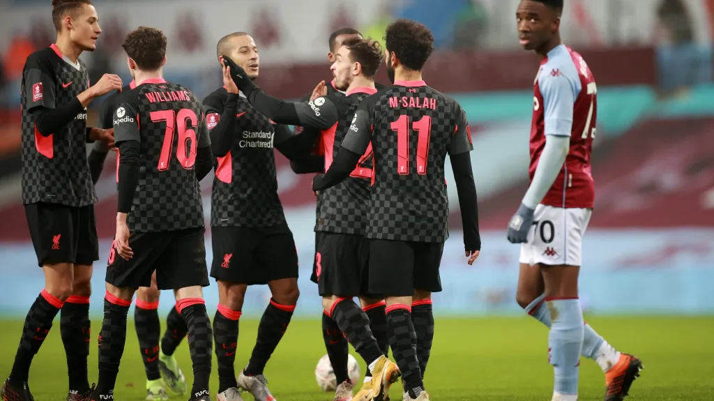 Fotbalisté Liverpoolu oslavují gól v utkání FA Cupu