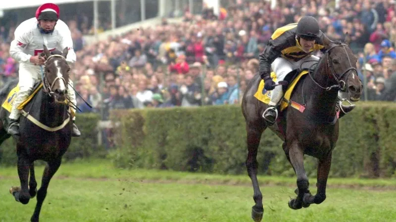 Zdeněk Matysík s Peruánem (vpravo) ve Velké pardubické 2000