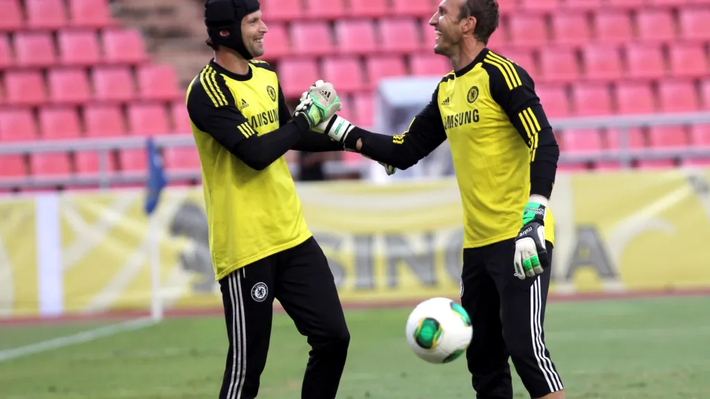 Petr Čech (vlevo) si podává ruku s Markem Schwarzerem