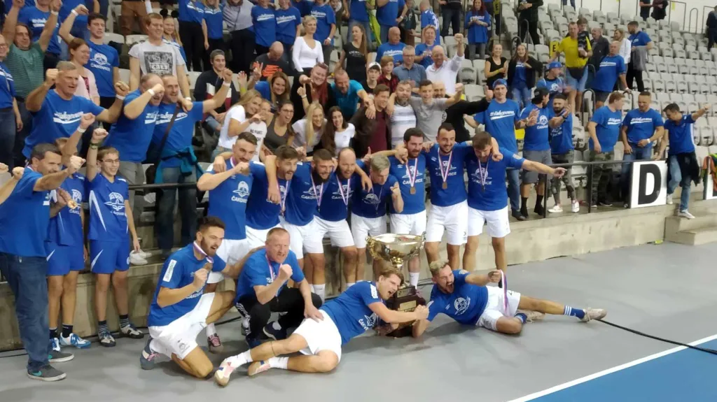 Nohejbalisté Čakovic slaví zisk titulu