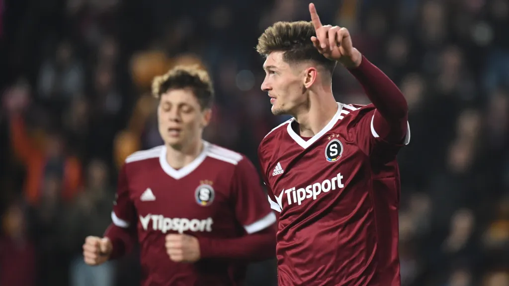 Tomáš Čvančara ze Sparty se raduje z gólu do sítě ostravského Baníku