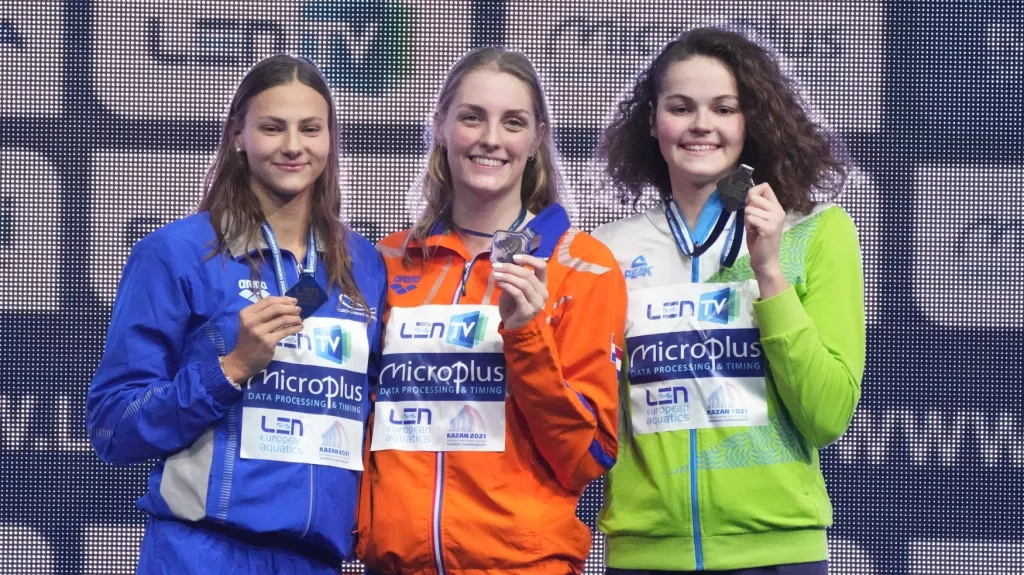 Zleva stříbrná Barbora Seemanová, vítězka Marrit Steenbergenová a bronzová Katja Fainová