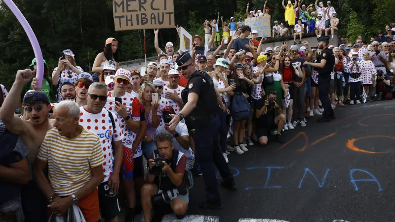 Nástup Thibauta Pinota a průjezd jeho zatáčkou na Petit Ballon