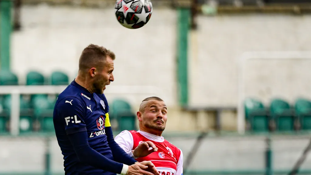 Domink Kostka z Pardubic (vpravo) v hlavičkovém souboji s Michalem Kadlecem ze Slovácka