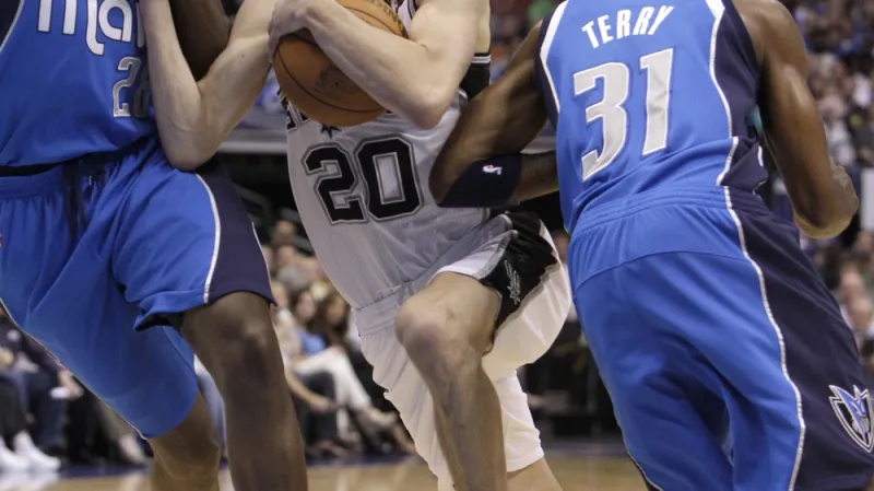 Manu Ginobili ze San Antonia v utkání s Dallasem