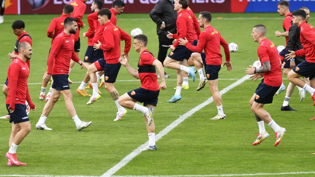 Robert Prosinečki dohlíží na trénink Černohorců