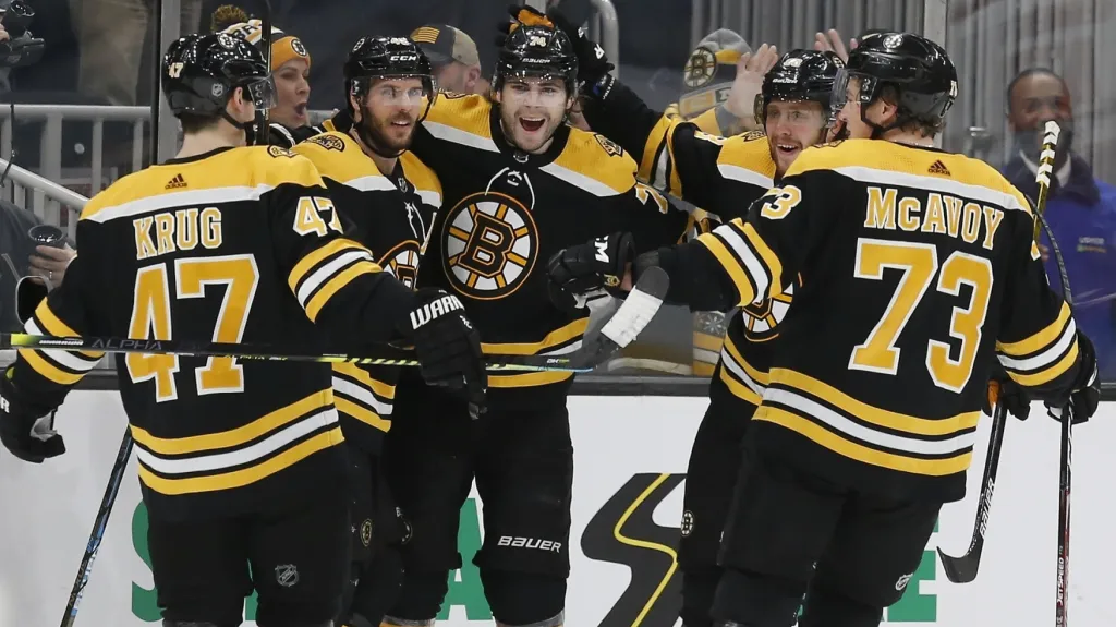 David Krejčí slaví se spoluhráči jubilejní trefu