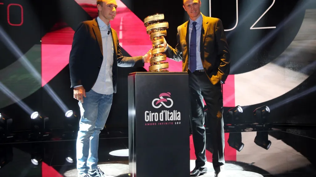 Elia Viviani a Chris Froome při prezentaci ročníku 2020 s ikonickou "Nekonečnou trofejí" 