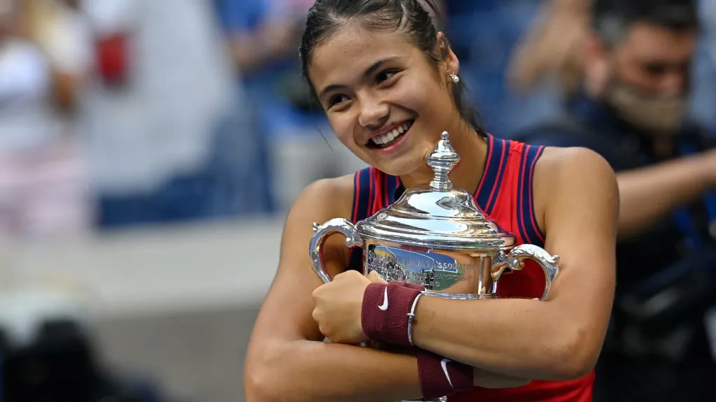 Emma Raducanuová s trofejí pro vítězku US Open