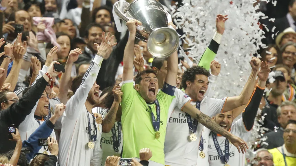 Iker Casillas slaví se spoluhráči triumf v Lize mistrů