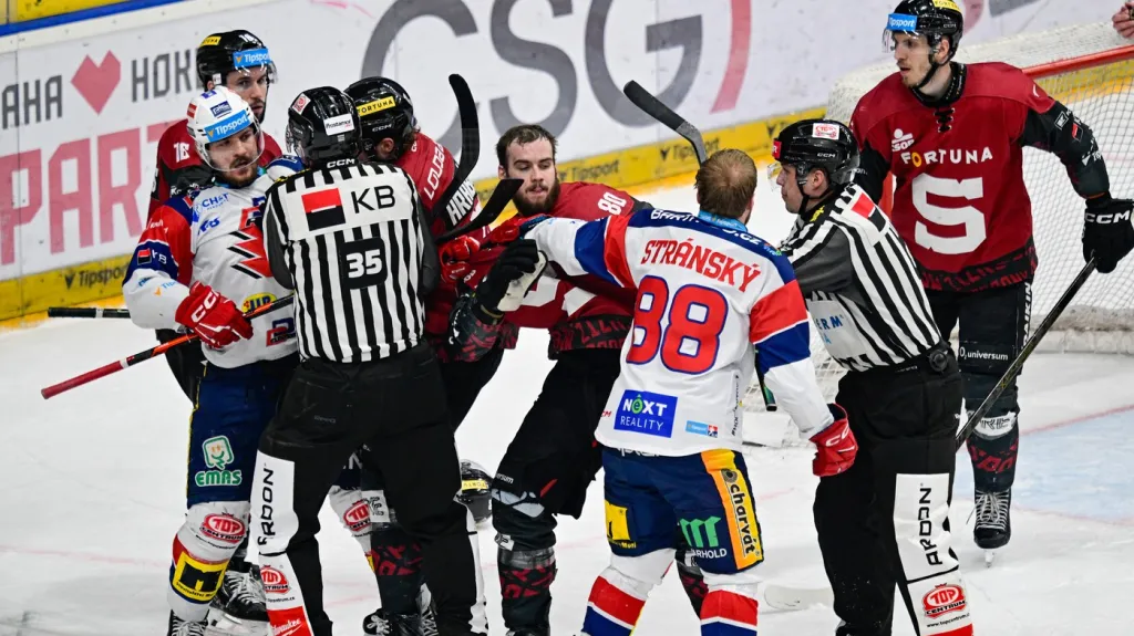 Potyčka v zápase Sparta Praha – Dynamo Pardubice