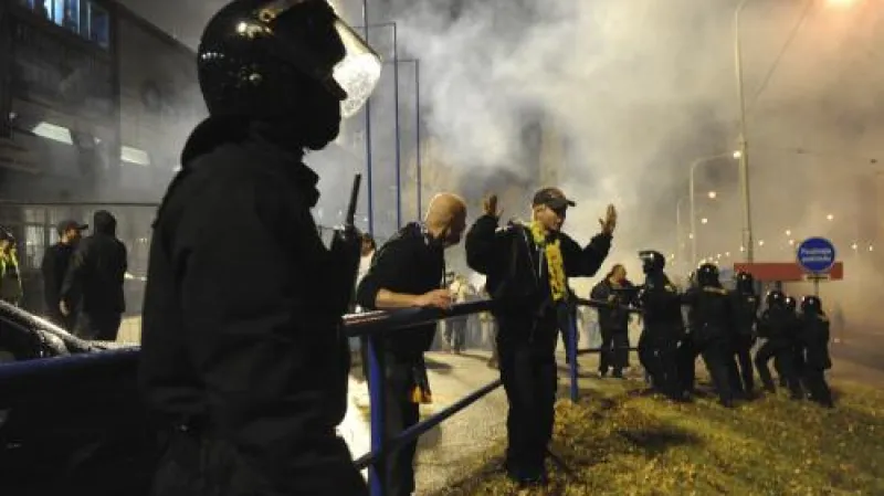 Střet policistů s fotbalovými fanoušky