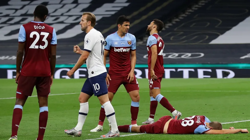 Tomáš Souček z West Hamu (na zemi) právě překonal vlastního brankáře