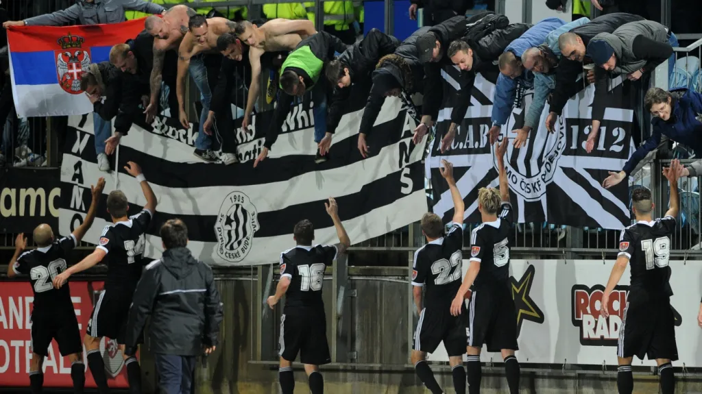 Fotbalisté Českých Budějovic slaví společně se svými fanoušky