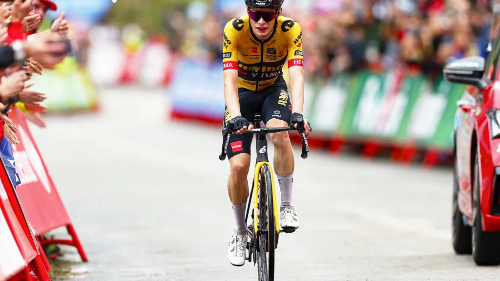 Jonas Vingegaard proťal cílovou pásku jako první