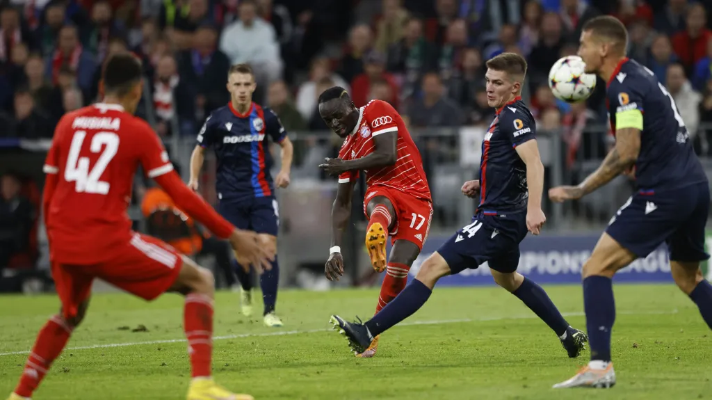 Sadio Mané z Bayernu střílí na branku Plzně