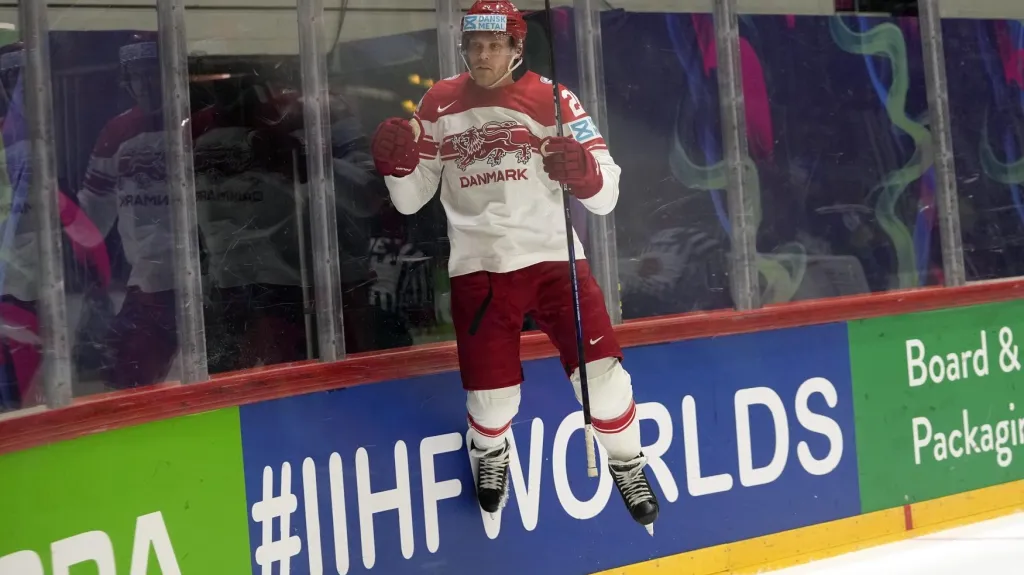 Nikolaj Ehlers z Dánska oslavuje gól na mistrovství světa