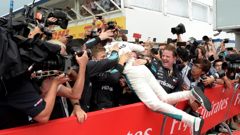 Hamilton slaví v Německu s týmem