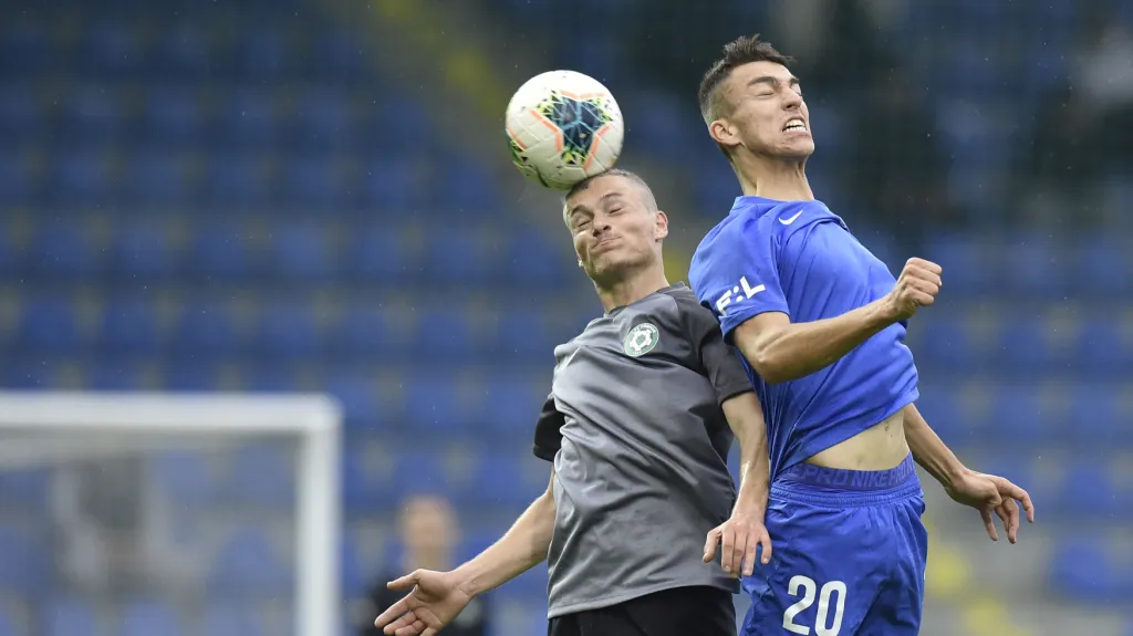 Liberecký útočník Petar Musa v souboji s Matějem Polidarem z Příbrami