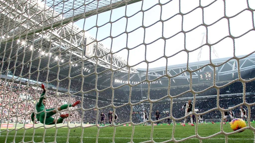 Cristiano Ronaldo proměňuje penaltu