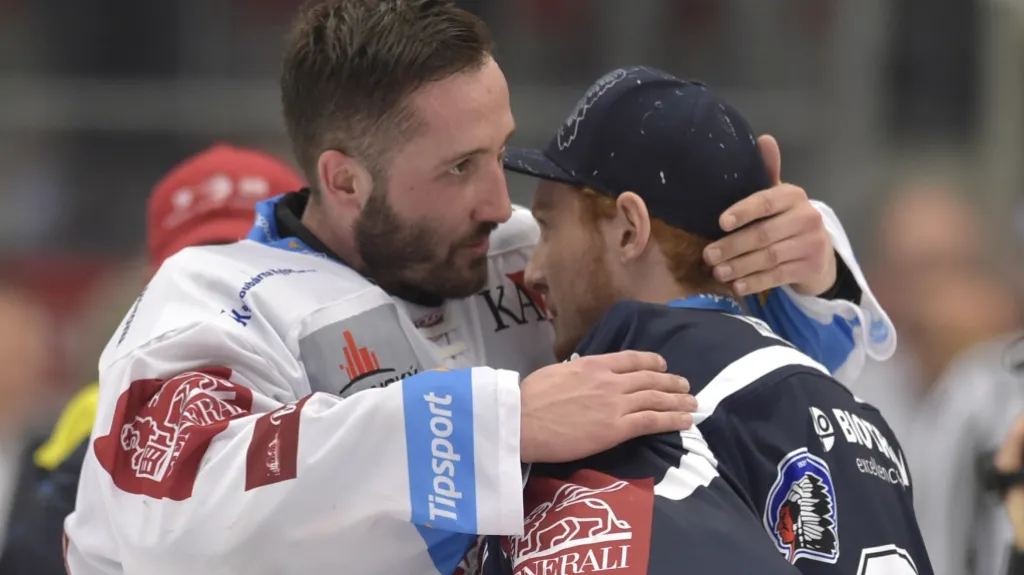 Třinecký Šimon Hrubec (vlevo) s Dominikem Frodlem z Plzně