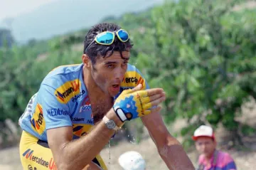 Eros Poli stoupá na Mont Ventoux