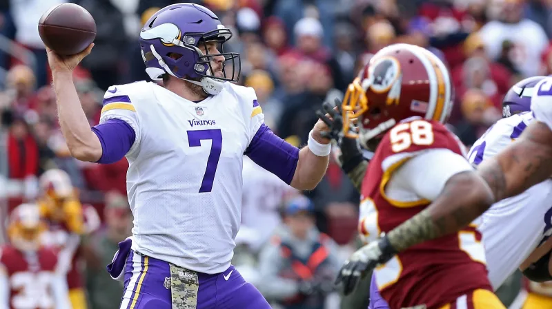 Case Keenum z Minnesoty v utkání s Washingtonem