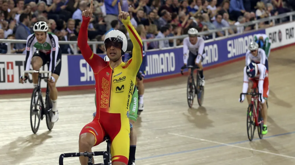 Sebastian Mora Vedri v cíli závodu ve scratchi