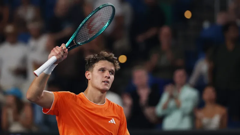 Jakub Menšík slaví výhru nad Ethanem Quinnem