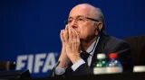 Blatter korupční skandál ve FIFA nakonec neustál