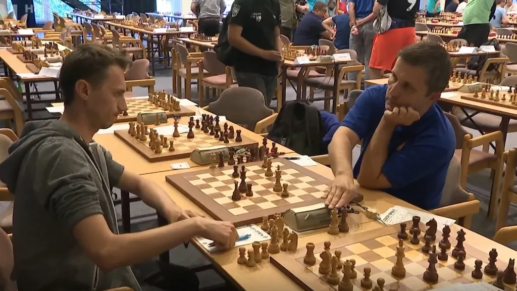 Šachový velmistr Pavel Šimáček (vpravo) během mistrovství ČR