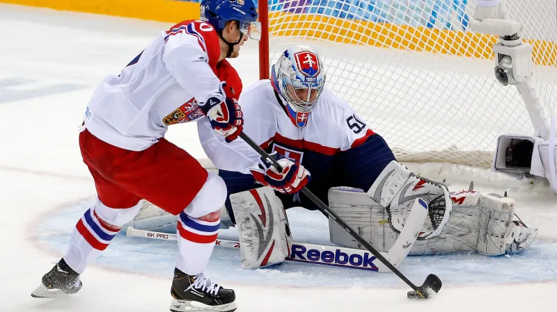 Roman Červenka střílí svou druhou branku do sítě Slovenska