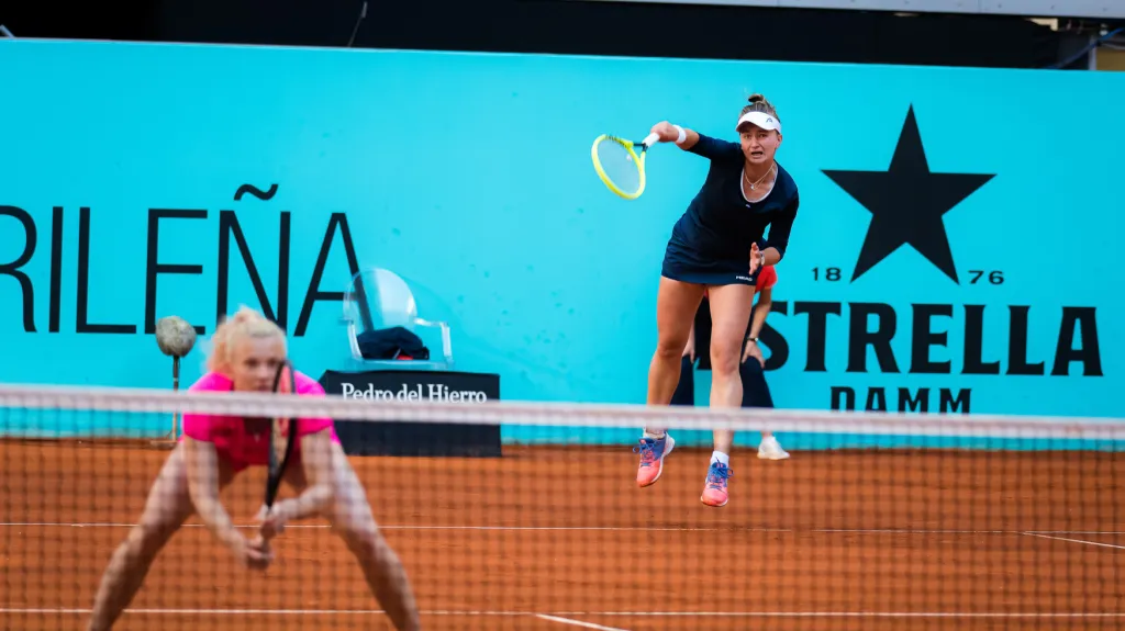 Podávající Barbora Krejčíková a Kateřina Siniaková