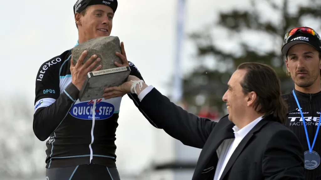 Niki Terpstra s tradiční kostkou pro vítěze