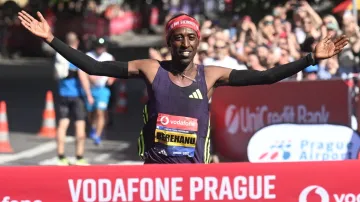 Závěr Pražského maratonu a doběh Havleny a Brtníčkové
