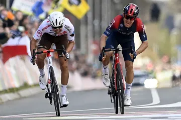 Benoit Cosnefroy a Michal Kwiatkowski ve finiši Amstel Gold Race