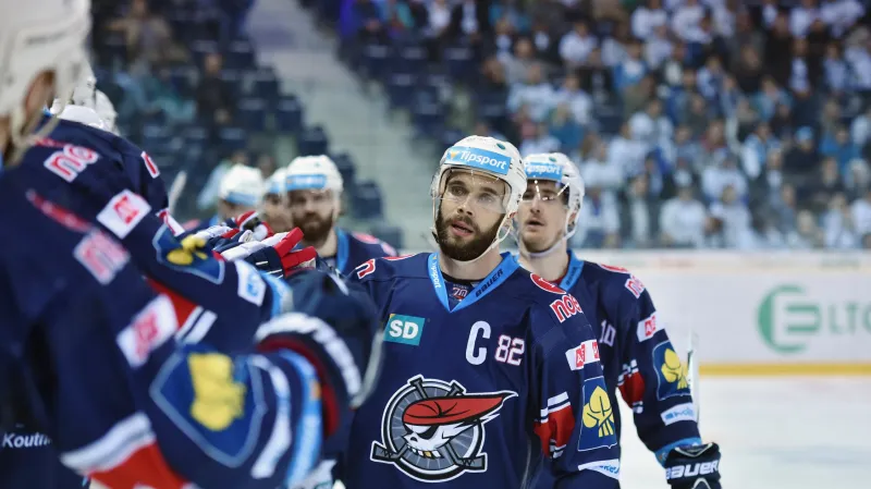 Michal Vondrka slaví gól se svými spoluhráči