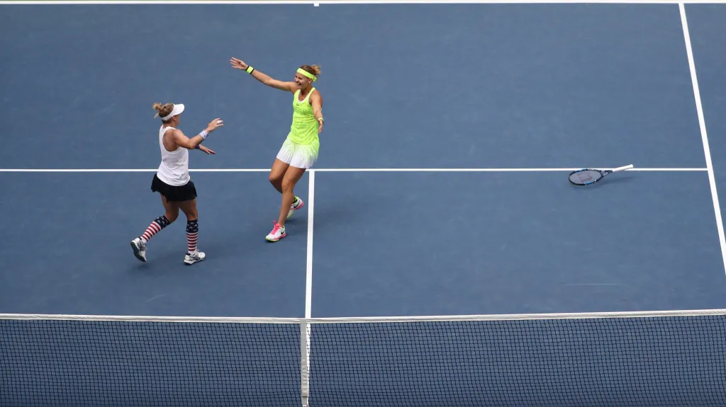 Lucie Šafářová s Bethanií Mattekovou-Sandsovou