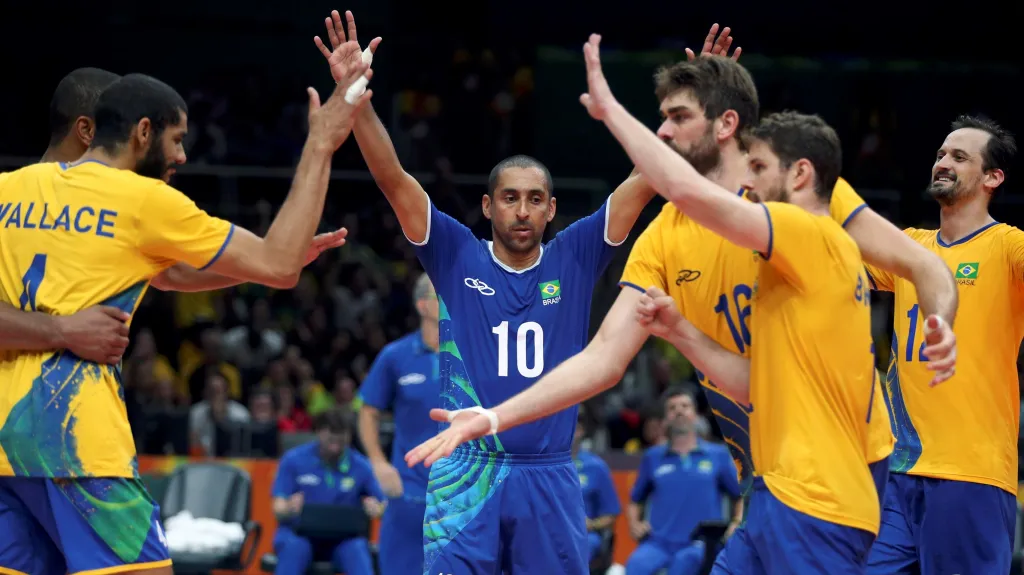 Radost brazilských volejbalistů během utkání proti Francii