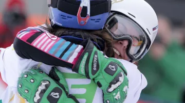 Ester Ledecká slaví vítězství na mistrovství světa