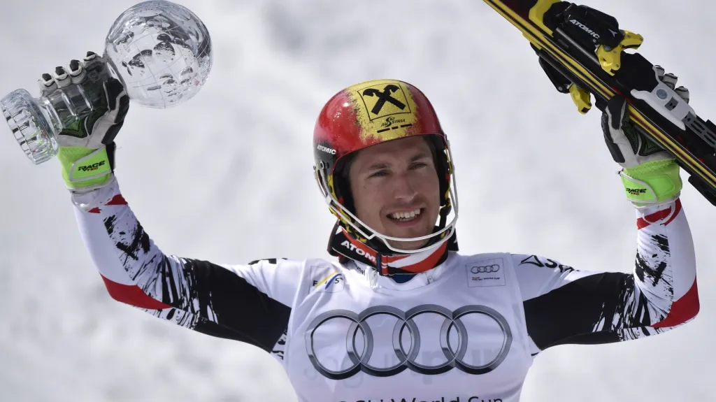 Marcel Hirscher slaví malý křišťálový glóbus ze slalomu