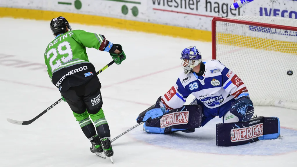 David Šťastný z Mladé Boleslavi překonává Lukáše Klimeše z Komety Brno