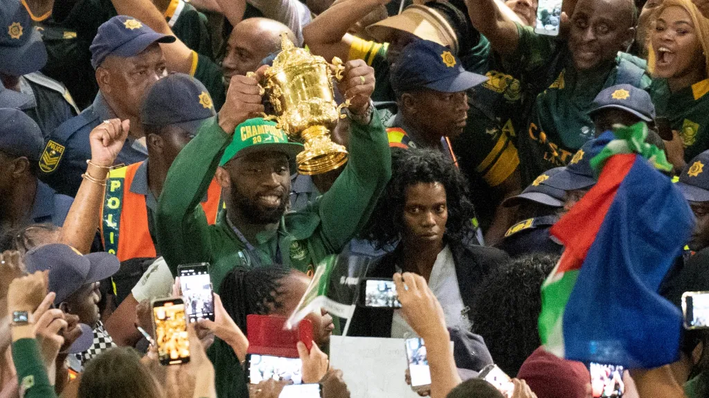 Siya Kolisi z JAR s trofejí pro mistry světa po příletu domů mezi fanoušky