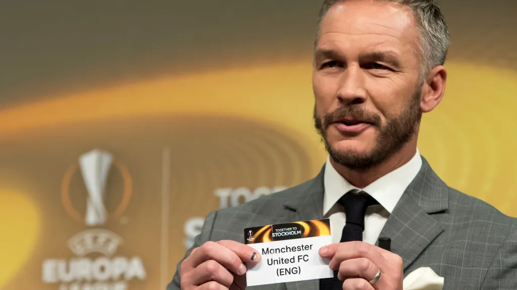 Patrik Andersson vytahuje při losu čtvrtfinále Evropské ligy Manchester United
