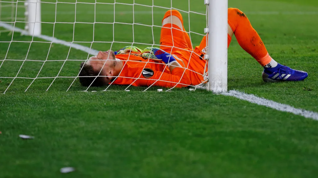 Brankář Sevilly Tomáš Vaclík narazil do tyče