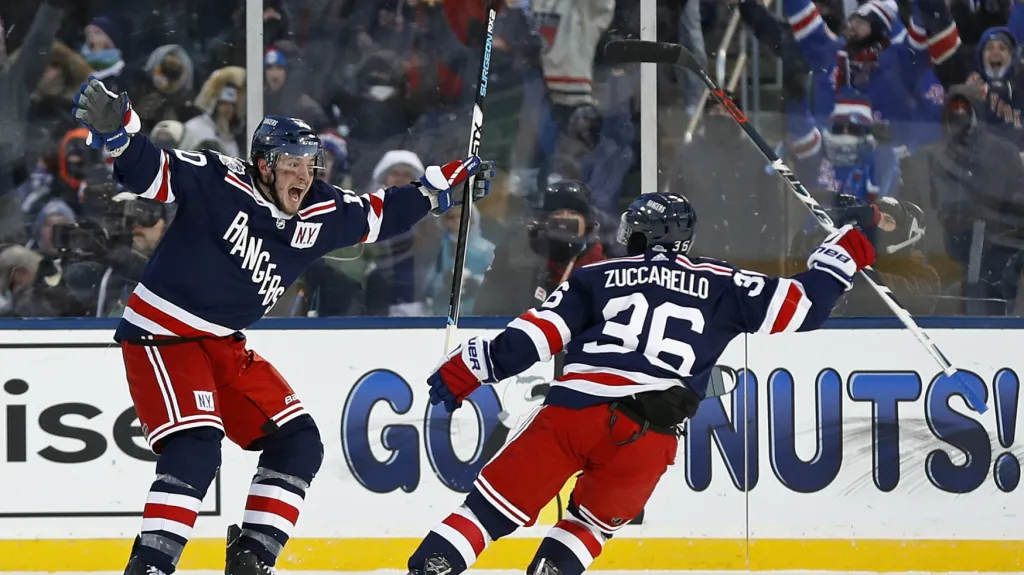 J. T. Miller (vlevo) se raduje se spoluhráčem z New Yorku Rangers Matsem Zuccarellem během Winter Classic