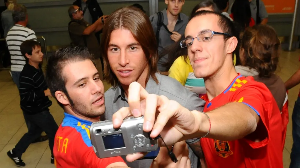 Fanoušci se fotografují se Sergiem Ramosem