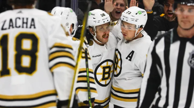 Pastrňák pokořil metu 700 bodů v NHL, o hattrick ale přišel