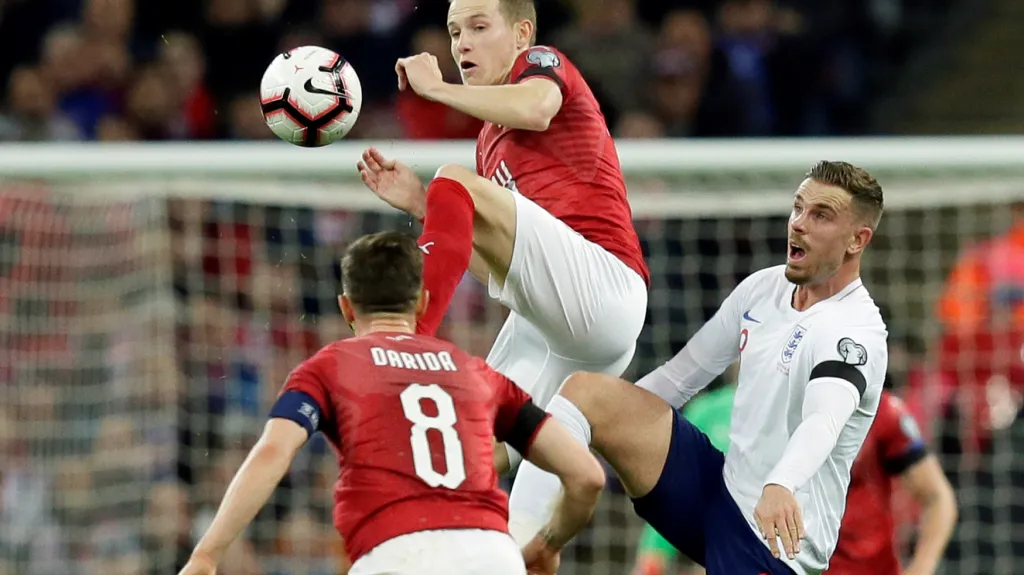 Jakub Jankto v souboji s Jordanem Hendersonem